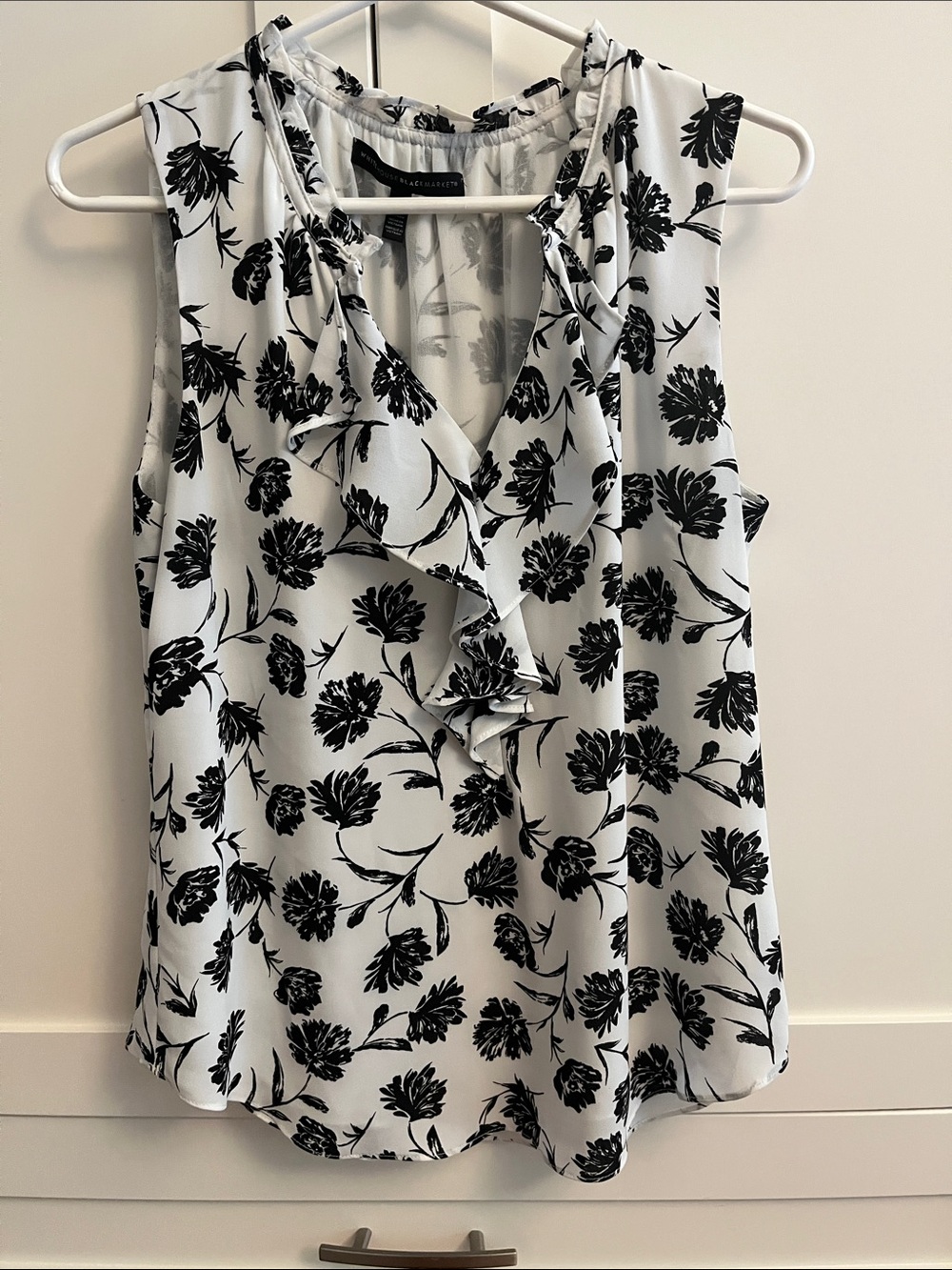 White House Black Market Black & White Floral Ruffle V-Neck Sleeveless Blouse